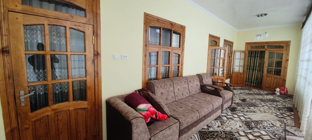 Hovli 6sotix sotiladi kitop sentridan charmgar maxala arqa tomonidan.