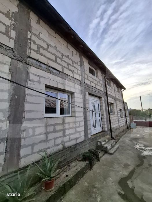 Casa P+M la rosu, teren 582 mp, garaj dublu, doua intrari – Teslui