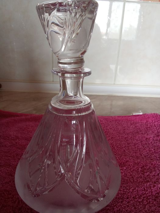 Фужеры, салатницы, графин , стаканы.