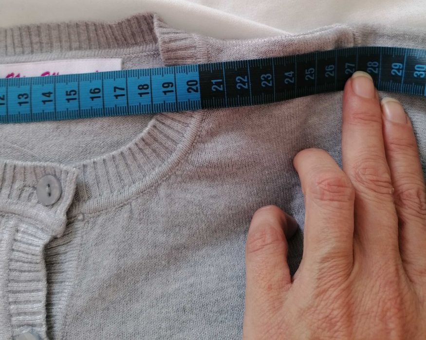 Мека сива жилетка за 4-6г