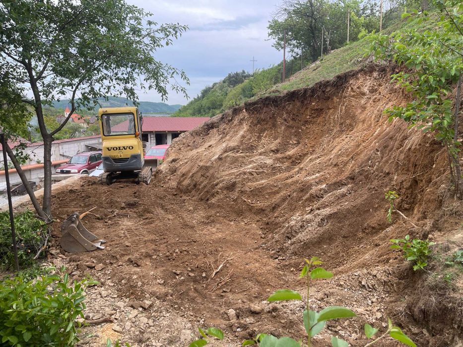 Inchiriere miniexcavator și transport basculabil