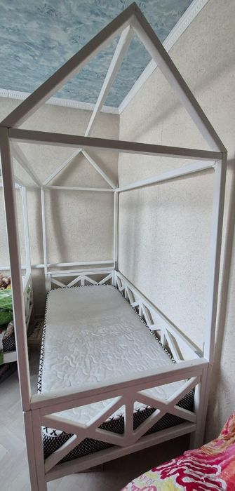 Кровать-домик из дерева