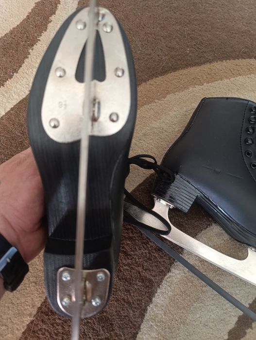 Продаю коньки фигурные