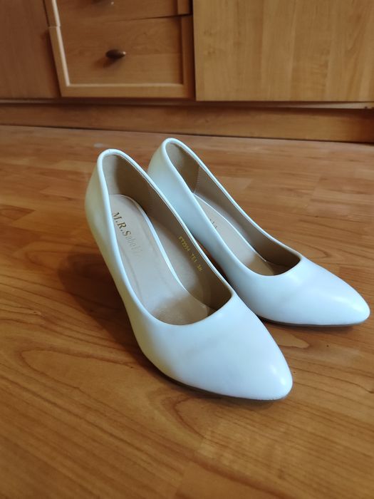 Туфли белые продам новые