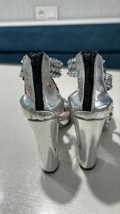 Босоножки блестящие 36р.