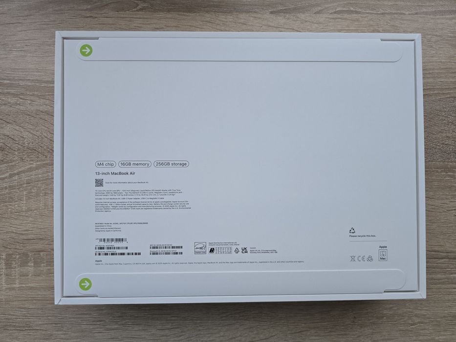 Лаптоп APPLE MacBook Air 13.6" (2025)Макбук.НОВ! НЕРАЗОПАКОВАН!