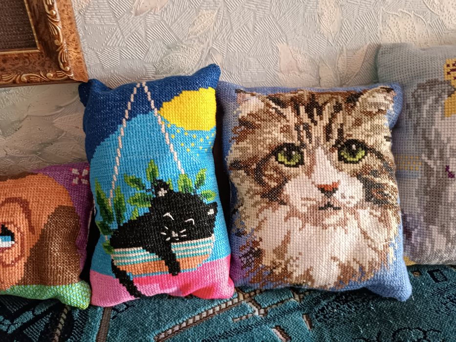 Вышитые подушечки