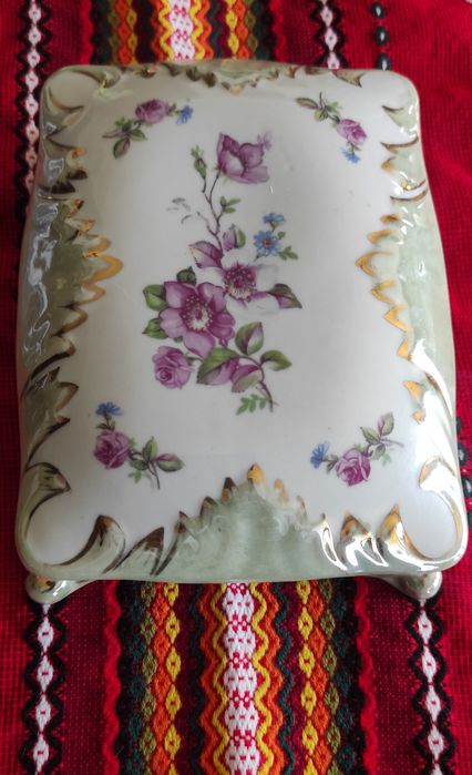 Българска стара порцеланова  кутия ,българска фигура папагал