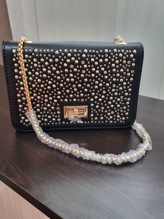 Малка черна чанта