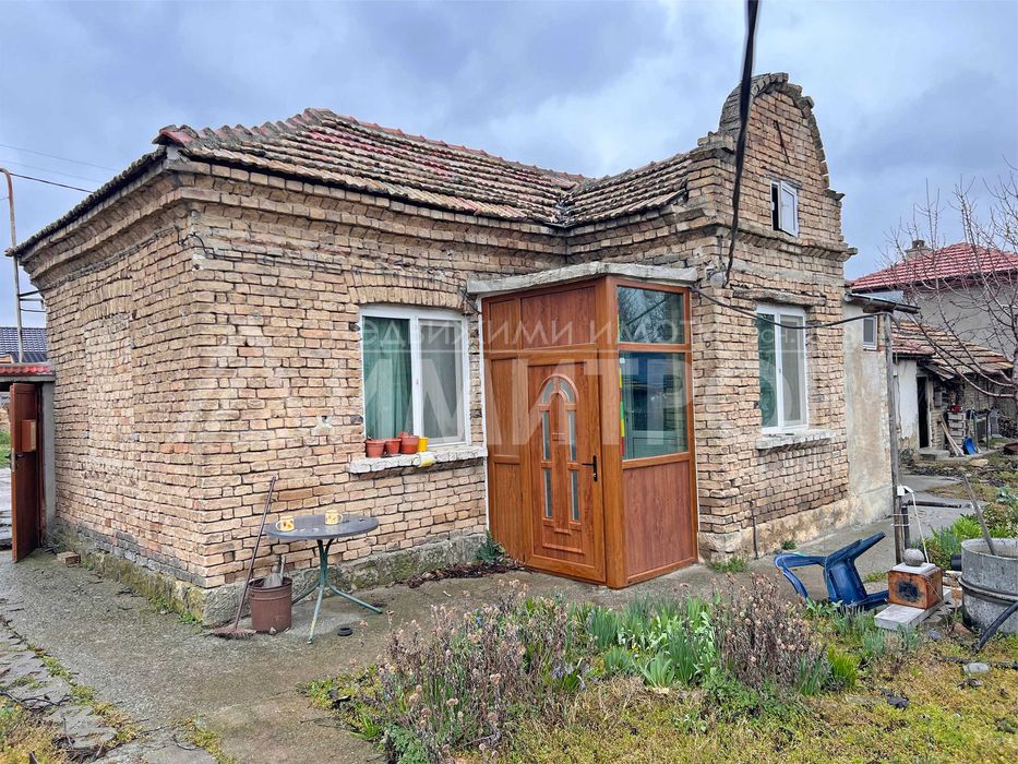 Продава напълно самостоятелна къща с двор в гр. Нови пазар в Добруджанския квартал на града.