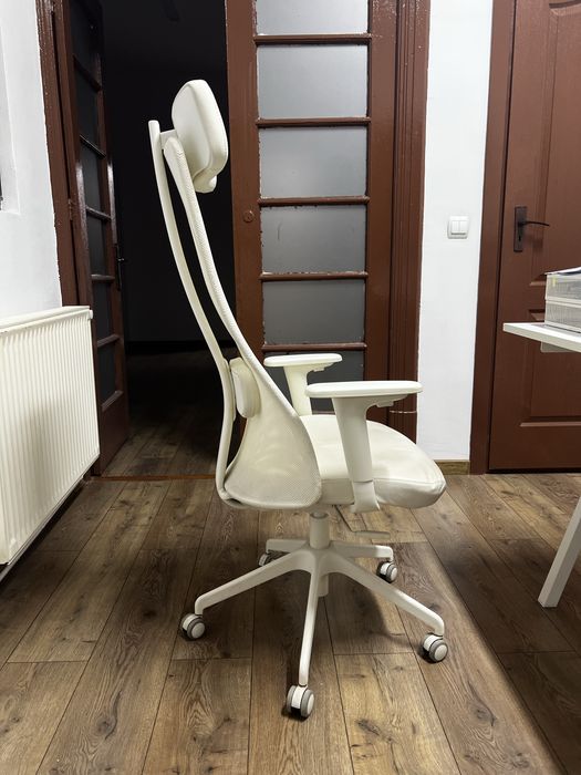 Birou si scaun albe IKEA