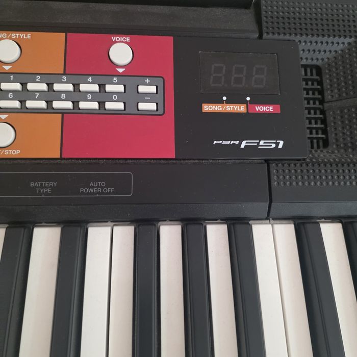 orgă electronică portabilă Yamaha PSR-F51 cu 61 de clape