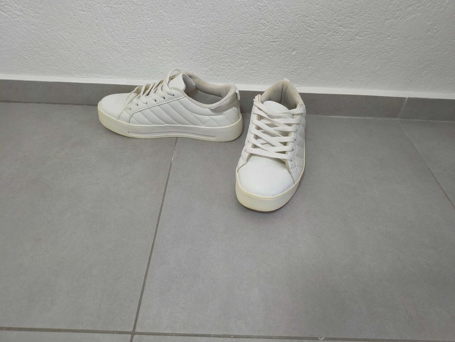 Три чифта боти и един- бели маратонки