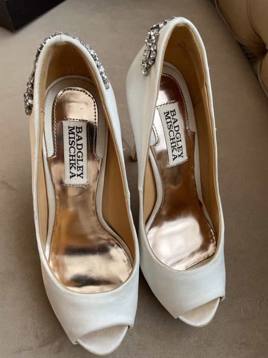 Pantofi de mAtase noi marime 36 Badgley Mischka