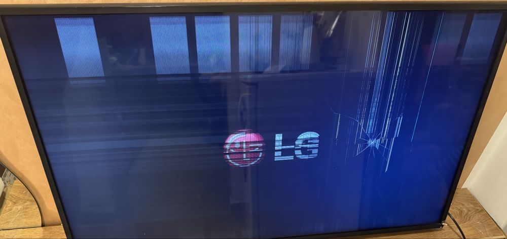 TV 4K LG 43UM7100PLB cu ecranul spart