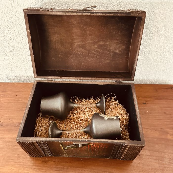 Декоративен дървен сандък + 2 винтидж бокала