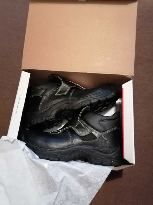 Чисто нови работни обувки