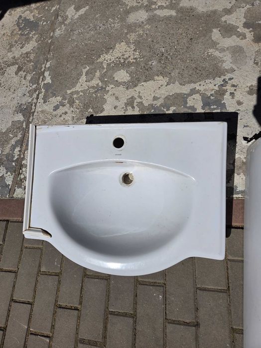 Vând chiuveta de baie in stare buna.Pentru detalii va rog sa ma contactati la numarul de telefon 0754938444