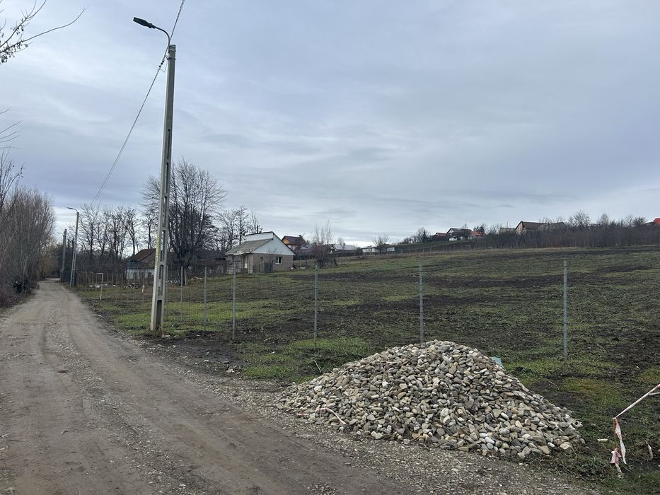 Teren intravilan pe malul iazului