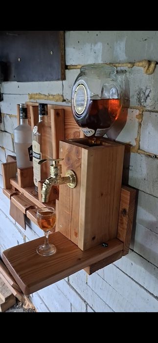 Диспенсър с дъска . Стенен диспенсър. Плато и дъска за мезе.