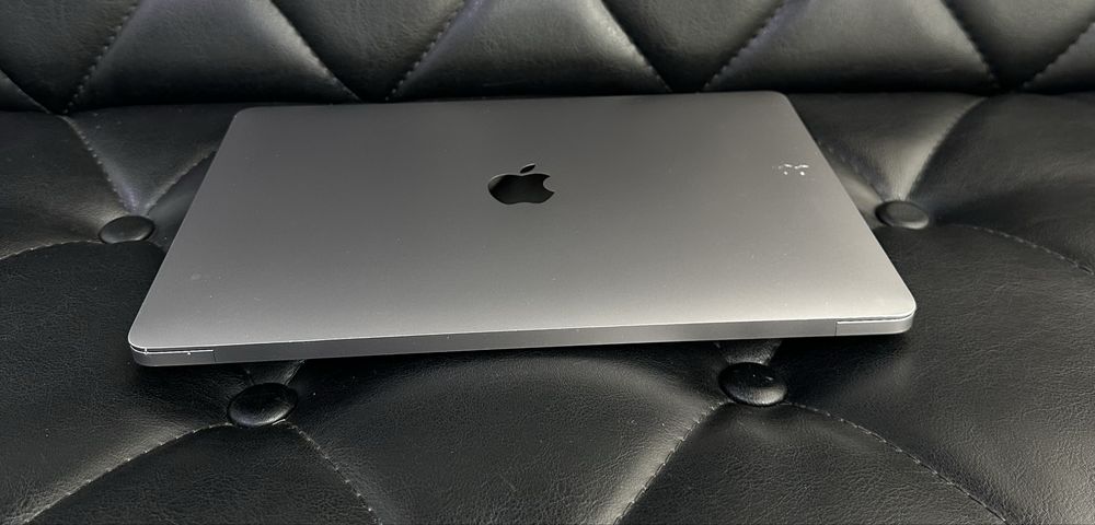 Apple MacBook Air M1 2020 года в хорошем состояние