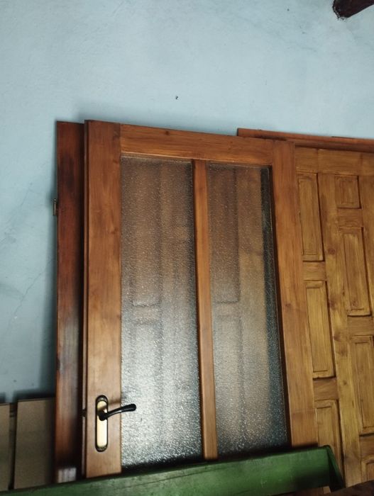 Vînd ușii folosite