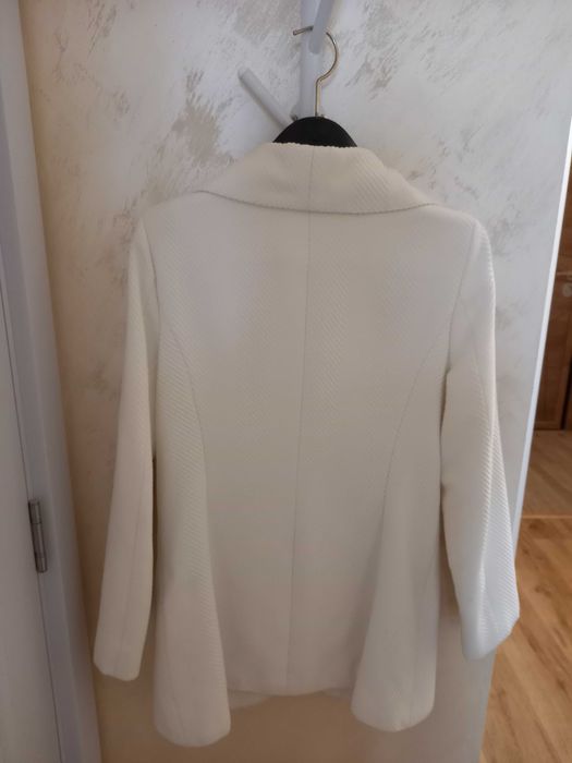 Бяло късо манто с ефектна яка