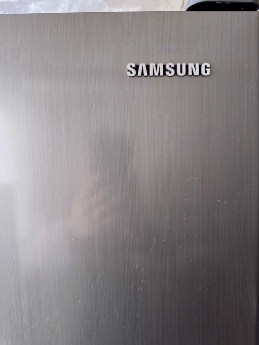 Двукрилен хладилник с фризер и вграден дисенсър за вода и лед Samsung