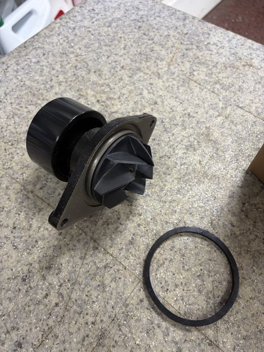 Продам водяной насос cummins 6isbe камаз