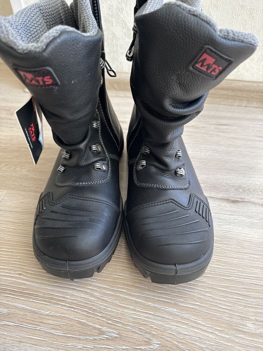 Продаются спецботинки