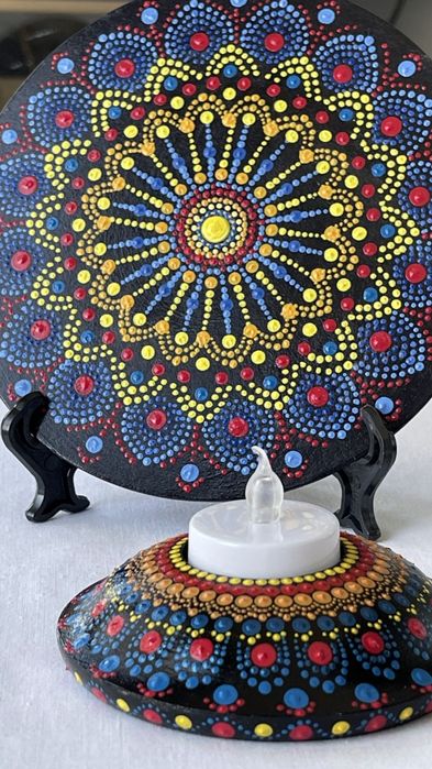 Tablouri pe pânză pictate în tehnica 'Mandale în puncte'