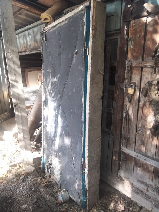 Дверь деревянная с коробкой.