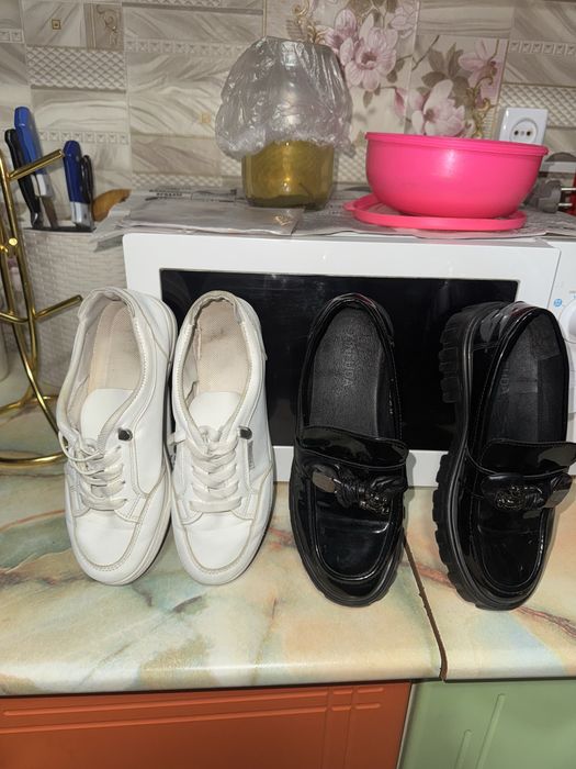 продаю 2обуви лофер и кроссовки