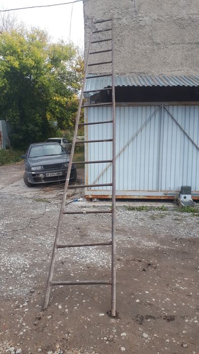 Продаю металлическую лестницу
