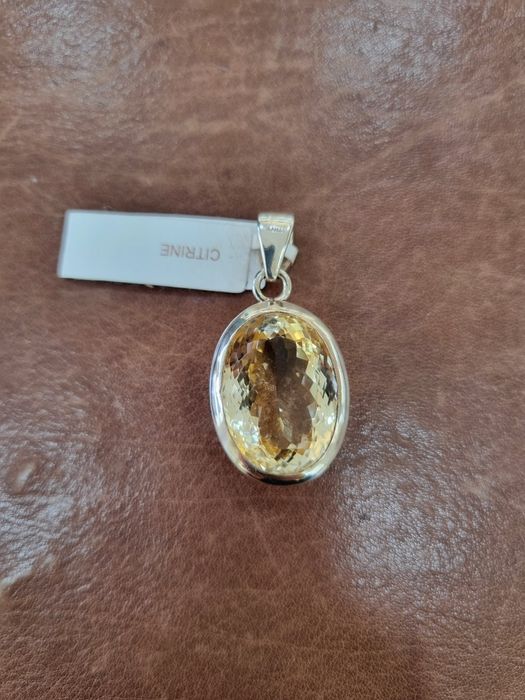 Продавам сребърна висулка със скъпоценен камък естествен Цитрин