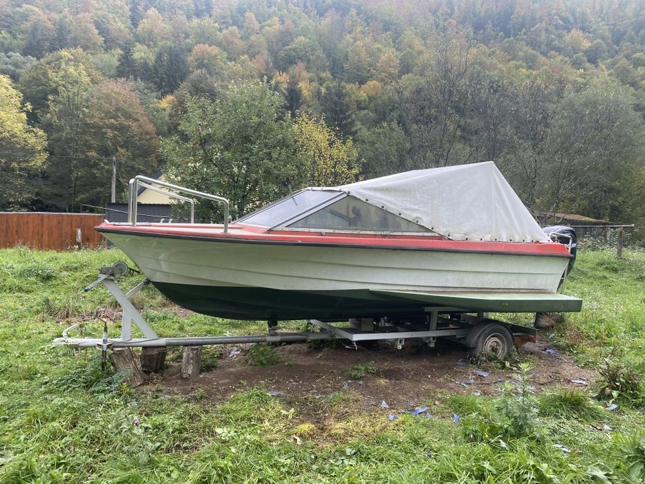 Ansamblu ambarcatiune cu motor si peridoc cu acte