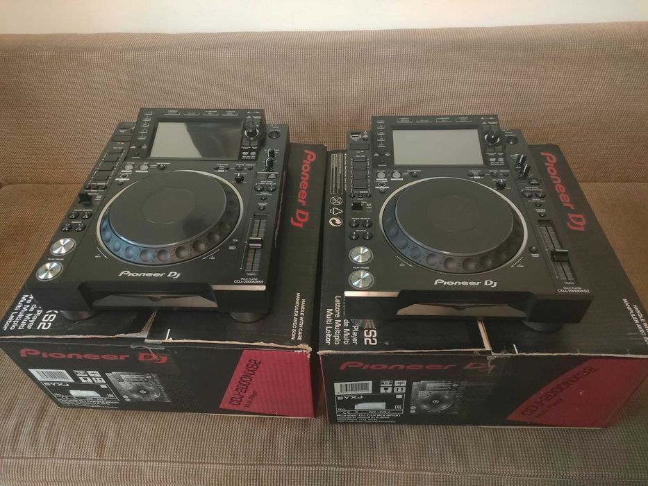 2 cd playere Pioneer cdj 2000 Nexus 2 impecabile in cutii cdj 3000
