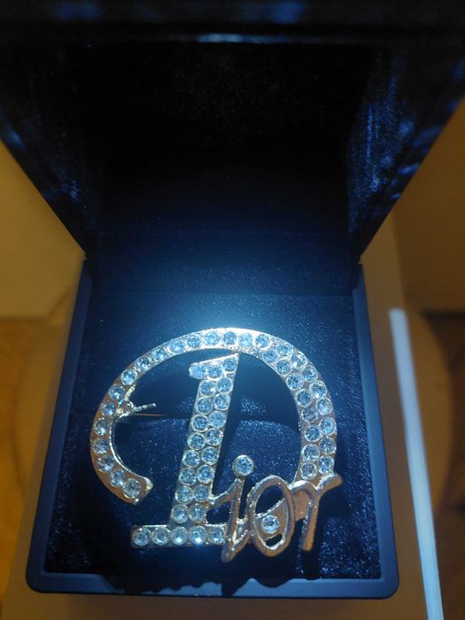 Brosa de lux Dior in cutie de bijuterii cu led