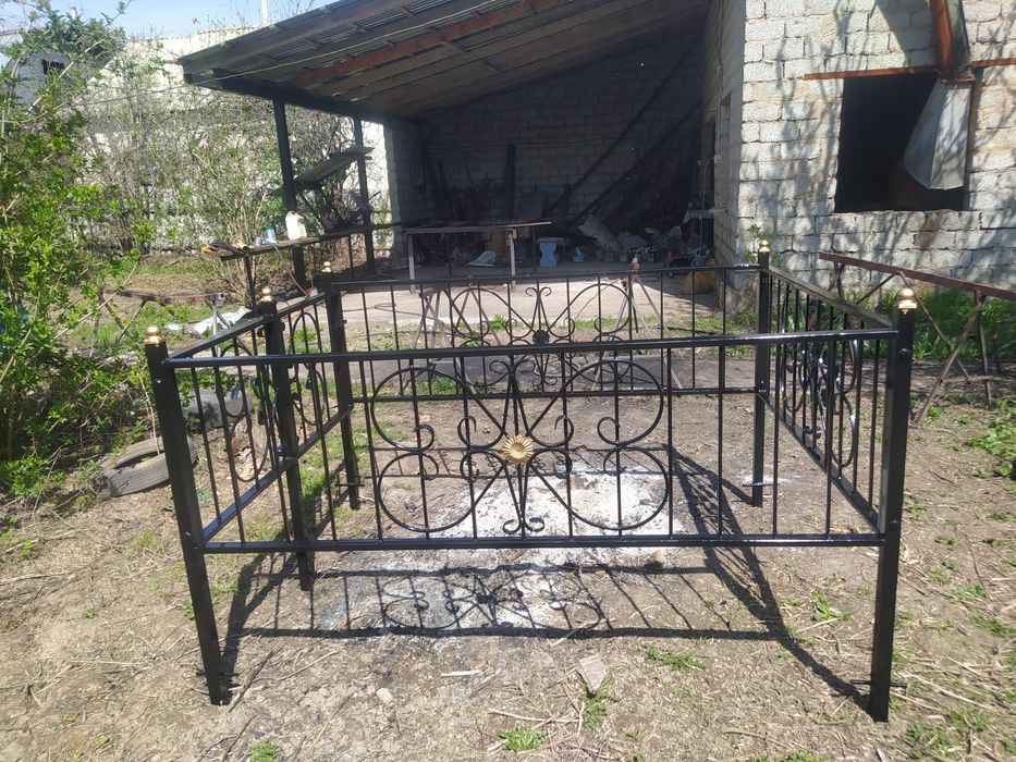 Оградки на кладбище