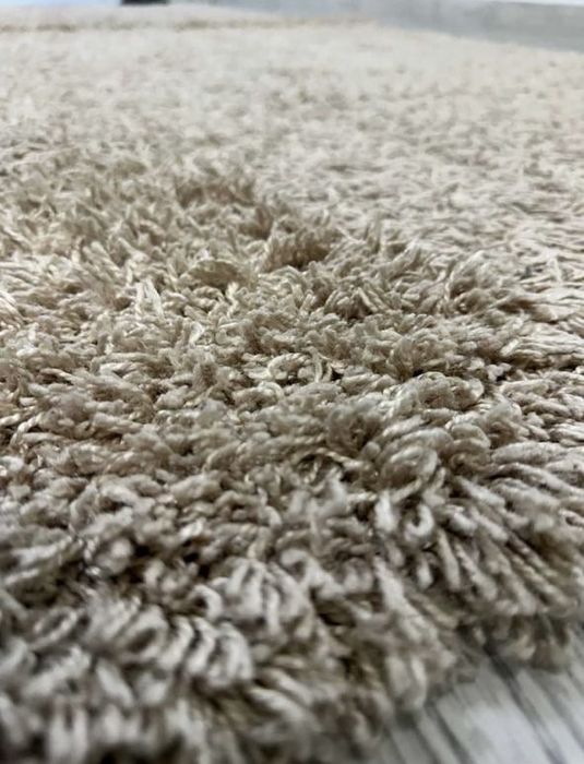 Ворсистый бежевый ковер