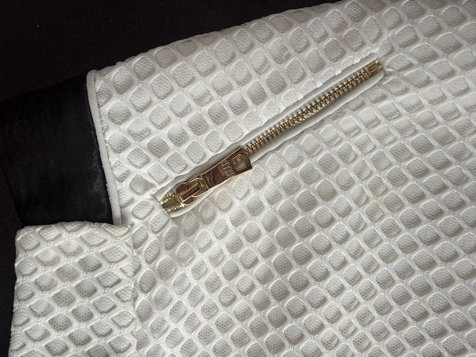 Елегантна бяла пола с релефна текстура и златни ципове