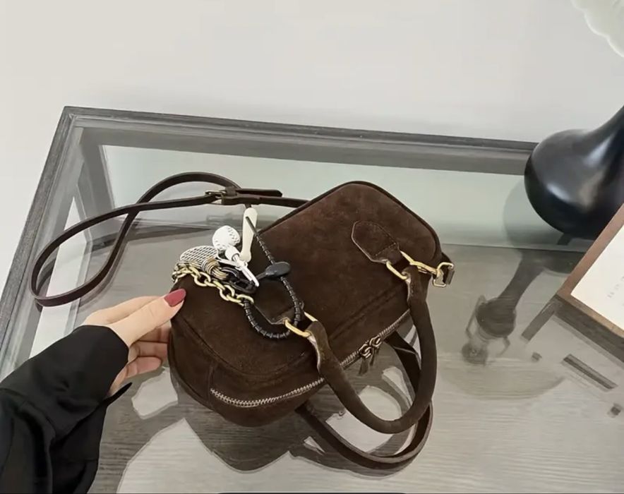 Малка чанта от еко велур с дълга дръжка.