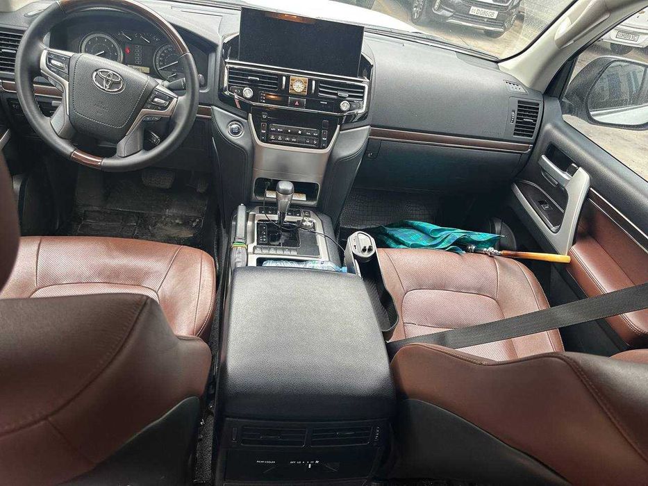 Toyota Land Cruiser 200, 2019 г. — 84 000 км—Белый — 4.0 V6 — бак 150л