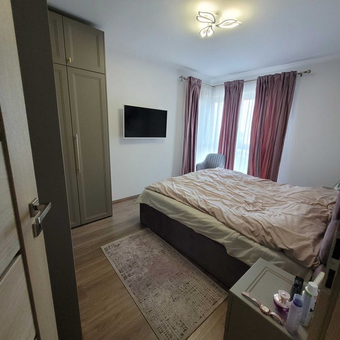 REZERVAT Proprietar ,închiriez apartament cu 3 camere și parcare la Adora Park Arad
