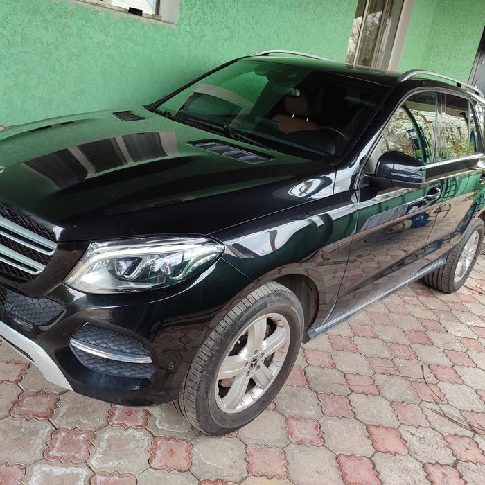 GLE 300 4-matic 2018 года. Черный.