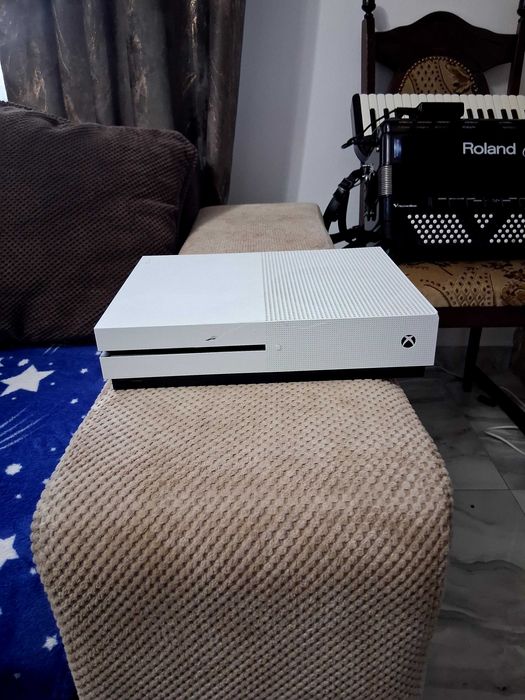 Xbox one s cu 2 controlere si 3 jocuri