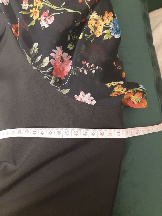 Rochie neagra cu maneci colorate