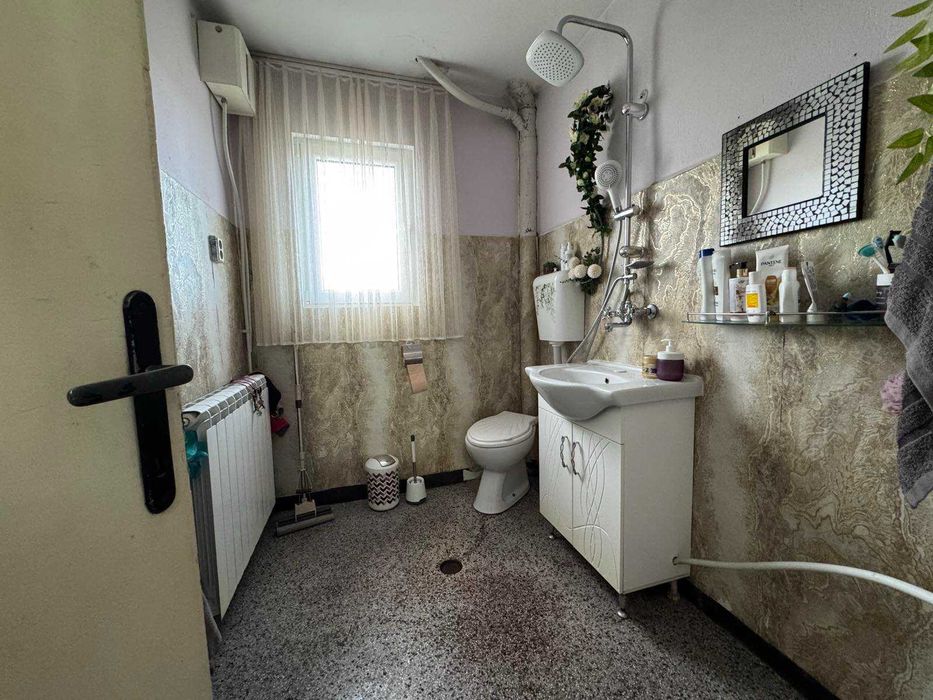 два самостоятелни етажа с гараж и двор