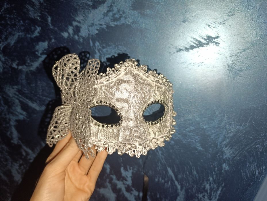 Великолепная карнавальная маска в серебряном цвете