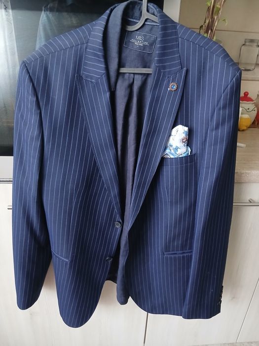 Costum de vanzare